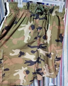 (3040)Bass Pro Shops, Mens. Cargo Shorts, Size L, Camo